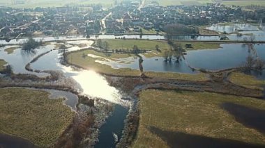 Güneşli bir günde Podlasie 'deki Tykocin' deki Narew Nehri 'nin kaynak sularının havadan görünüşü.