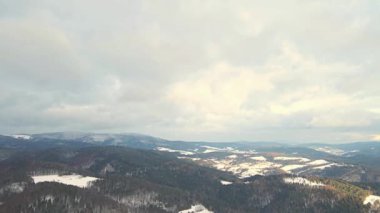 Beskid Sadecki 'deki Poprad Peyzaj Parkı' nın güneşli bir kış gününde havadan görünüşü..