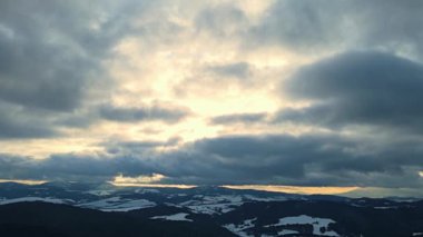 Beskid Sadecki 'deki Poprad Peyzaj Parkı' nın güneşli bir kış gününde havadan görünüşü..
