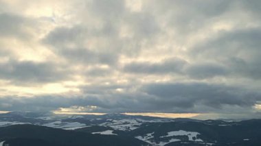 Beskid Sadecki 'deki Poprad Peyzaj Parkı' nın güneşli bir kış gününde havadan görünüşü..