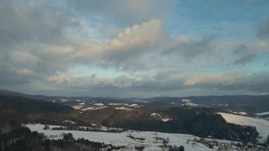 Beskid Sadecki 'deki Poprad Peyzaj Parkı' nın güneşli bir kış gününde havadan görünüşü..