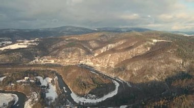 Beskid Sadecki 'deki Poprad Peyzaj Parkı' nın güneşli bir kış gününde havadan görünüşü..