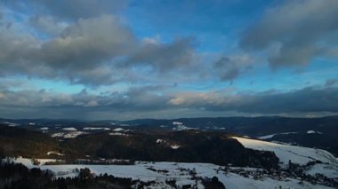 Beskid Sadecki 'deki Poprad Peyzaj Parkı' nın güneşli bir kış gününde havadan görünüşü..
