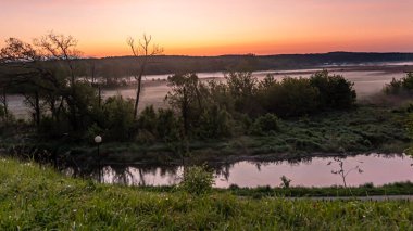 Suprasl Nehri 'nin üzerinde, Suprasl Bulvarı' nda gün doğumu..