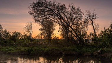 Suprasl Nehri 'nin üzerinde, Suprasl Bulvarı' nda gün doğumu..