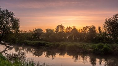 Suprasl Nehri 'nin üzerinde, Suprasl Bulvarı' nda gün doğumu..
