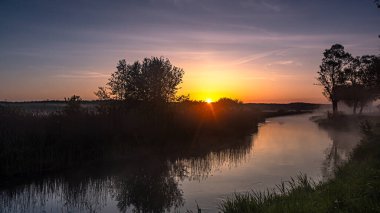 Suprasl Nehri 'nin üzerinde, Suprasl Bulvarı' nda gün doğumu.