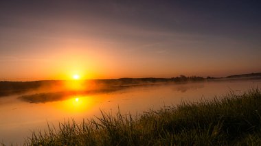 Suprasl Nehri 'nin üzerinde, Suprasl Bulvarı' nda gün doğumu.