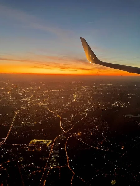 Gün batımı, uçak penceresinden manzara