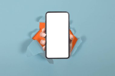 Beyaz ekranlı akıllı telefon, kameraya yakın cihazın mavi kağıt levhayı kırdığını gösteriyor.