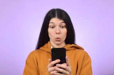 Mobil oyun oynayan genç bir kadın