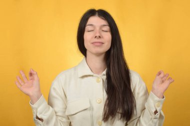 Rahat bir genç kadının portresi