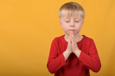 Tatlı çocuk dua ediyor. 