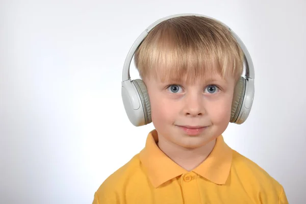 子供はヘッドフォンで音楽を聴き — ストック写真