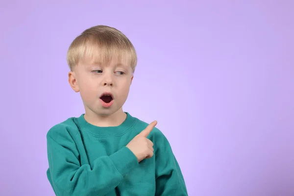 Menino Criança Mostra Direção Com Dedo — Fotografia de Stock