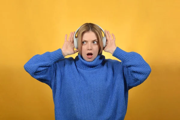Młoda Ładna Kobieta Korzystających Muzyki Słuchawkach — Zdjęcie stockowe