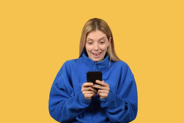 Ung Kvinna Spelar Ett Mobilspel — Stockfoto