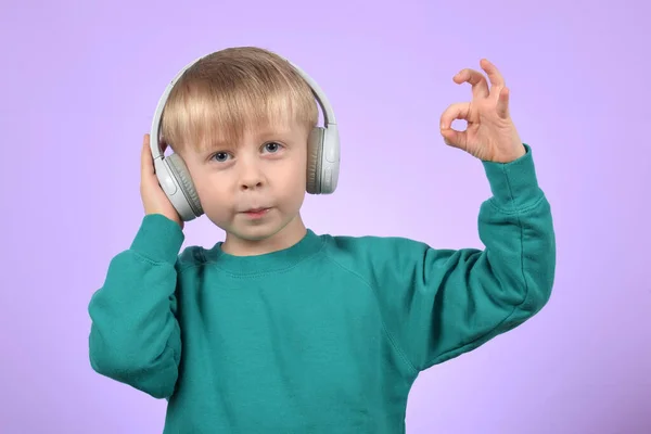 Pojke Barn Lyssnar Musik Hörlurar — Stockfoto