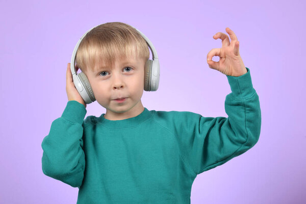мальчик ребенок слушает музыку в наушниках