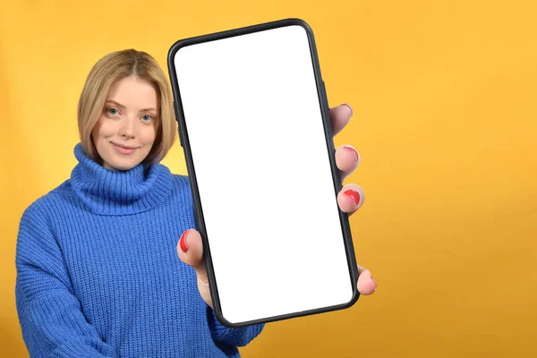 Usmívající Hezká Žena Drží Smartphone Bílou Prázdnou Obrazovku Zařízení Ruce — Stock fotografie