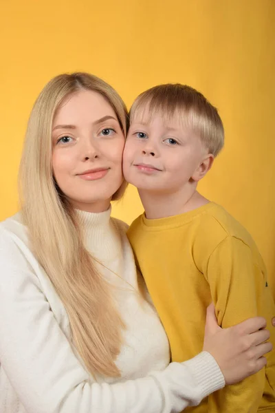 Annesi Oğluna Sarılarak — Stok fotoğraf