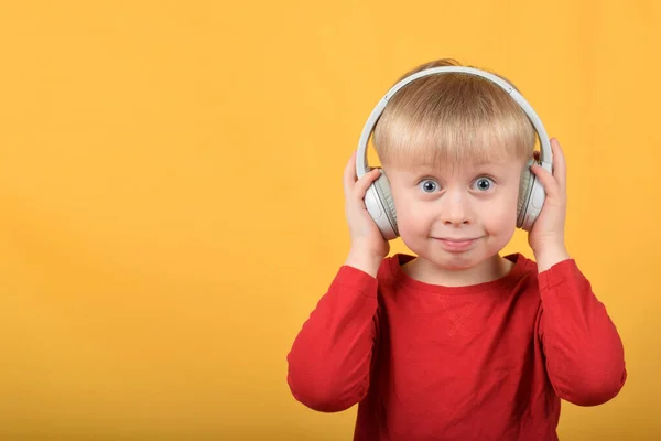 Мальчик Ребенок Слушает Музыку Наушниках — стоковое фото