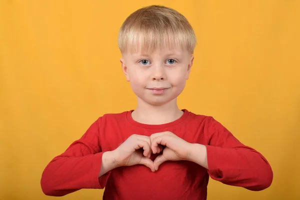 Słodkie Chłopiec Dziecko Wykonane Serce Jego Ręce — Zdjęcie stockowe