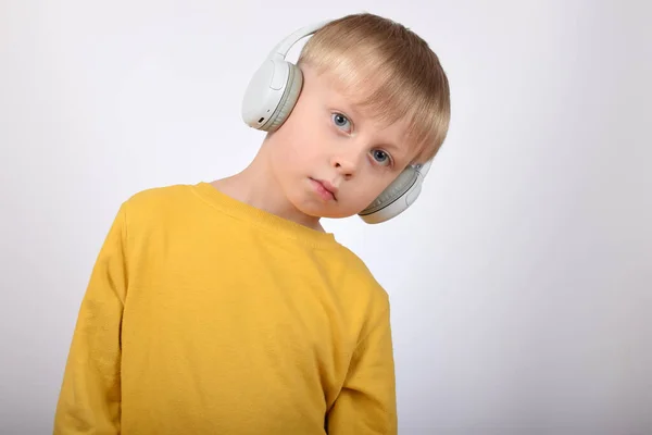 Niño Niño Escucha Música Los Auriculares —  Fotos de Stock