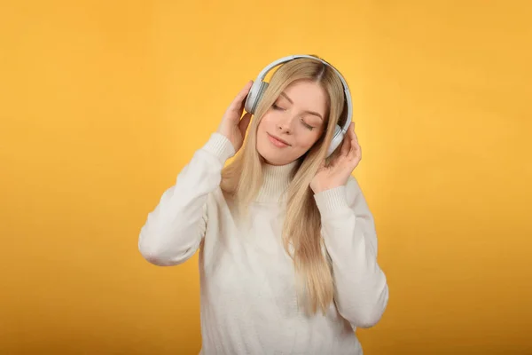 年轻漂亮的女人喜欢耳机里的音乐 — 图库照片