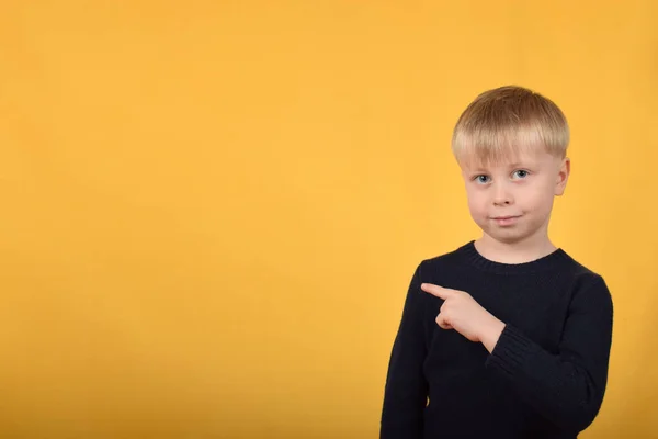Chłopiec Dziecko Pokazuje Kierunek Palcem — Zdjęcie stockowe