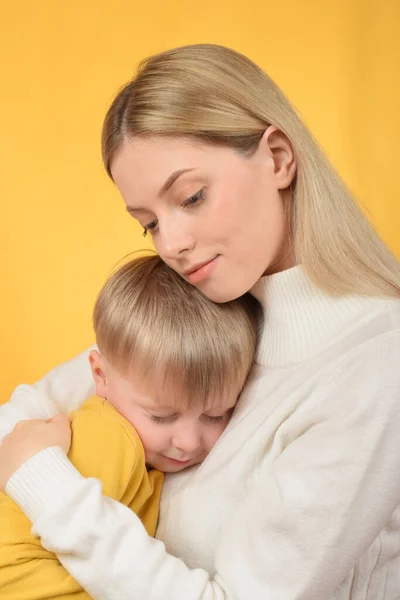 Mãe Abraça Seu Filho — Fotografia de Stock