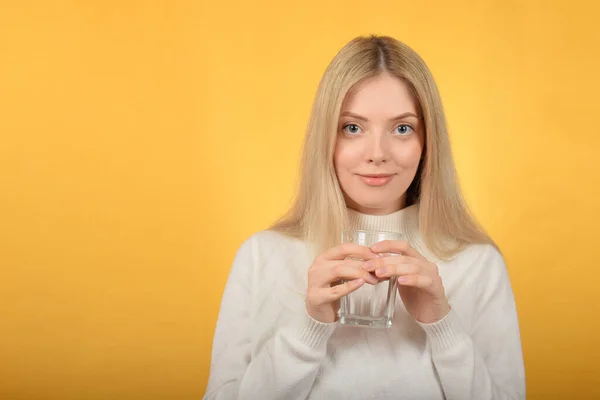 Schattig Vrouw Drinkt Water — Stockfoto
