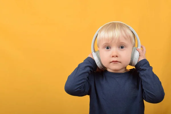 Fiú Gyermek Zenét Hallgat Fülhallgatóban — Stock Fotó