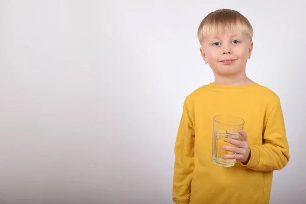 Chłopiec Dziecko Pije Wodę — Zdjęcie stockowe