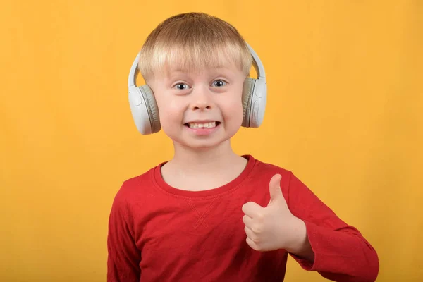 어린이가 헤드폰으로 음악을 듣는다 — 스톡 사진