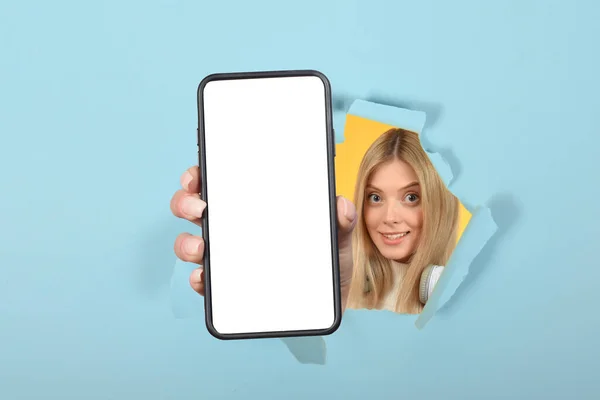 Positive Millennial Lady Hält Smartphone Mit Weißem Bildschirm Vor Buntem — Stockfoto
