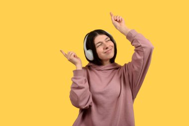 Şirin, güzel esmer kadın kulaklıkla müzik dinlemekten hoşlanıyor.