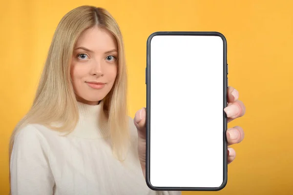 Junge Blonde Frau Hält Handy Mit Leerem Bildschirm — Stockfoto