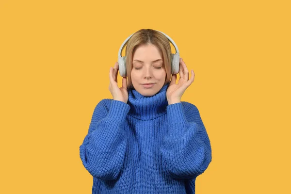 Jovem Mulher Bonita Desfrutando Música Fones Ouvido — Fotografia de Stock