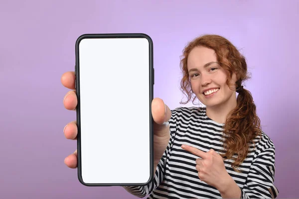 Junge Hübsche Frau Hält Telefon Mit Leerem Weißen Bildschirm — Stockfoto