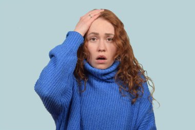 Tatlı kırmızı kıvırcık kadın portresi, baş ağrısı.