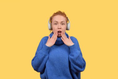 Şaşırdım kızıl saçlı hoş bir genç kadın.