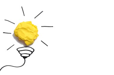 Yaratıcı fikir, İlham, Yeni fikir ve Yenilik kavramı beyaz arka plan üzerinde Buruşturulmuş Kağıt ampul ile.