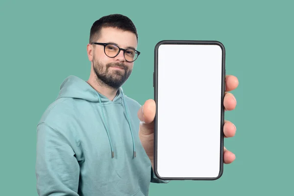 Ein Mann Hält Ein Telefon Mit Leerem Bildschirm — Stockfoto