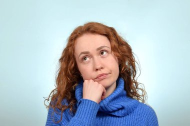 Güzel kızıl saçlı kadın, diş ağrısı