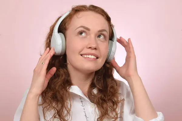 可爱的红头发女人 喜欢耳机里的音乐 — 图库照片