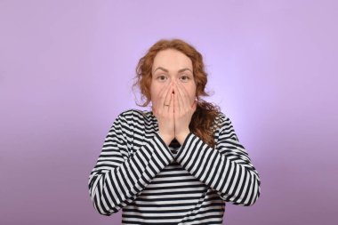 Şaşırdım kızıl saçlı, tatlı kadın elleriyle yüzünü kapadı.