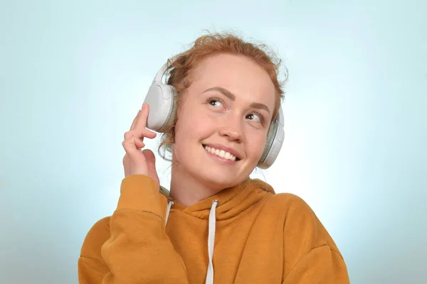 Schattig Roodharige Krullende Vrouw Genieten Van Muziek Hoofdtelefoon — Stockfoto
