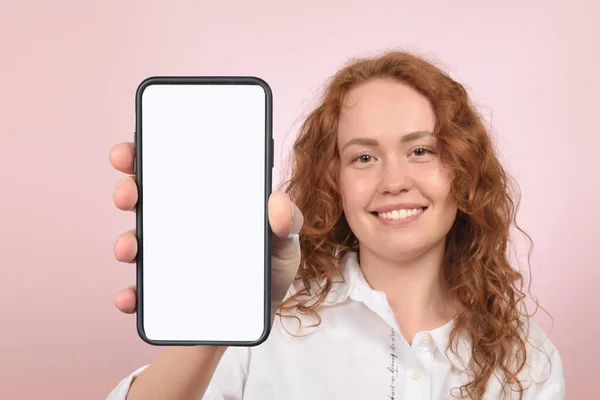 Affärskvinna Finger Peka Stora Smartphone Mocka Upp Kopia Utrymme Display — Stockfoto