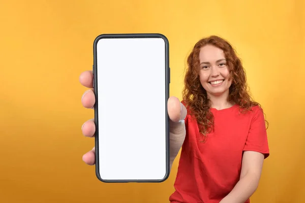 Mujer Mostrando Teléfono Inteligente Con Pantalla Blanca Blanco —  Fotos de Stock